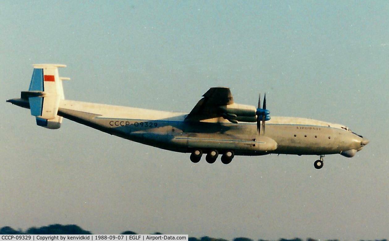 CCCP-09329, Antonov An-22A C/N 043482276, On finals to runway 25 at Farnborough bringing a replacement engine for the AN-124.