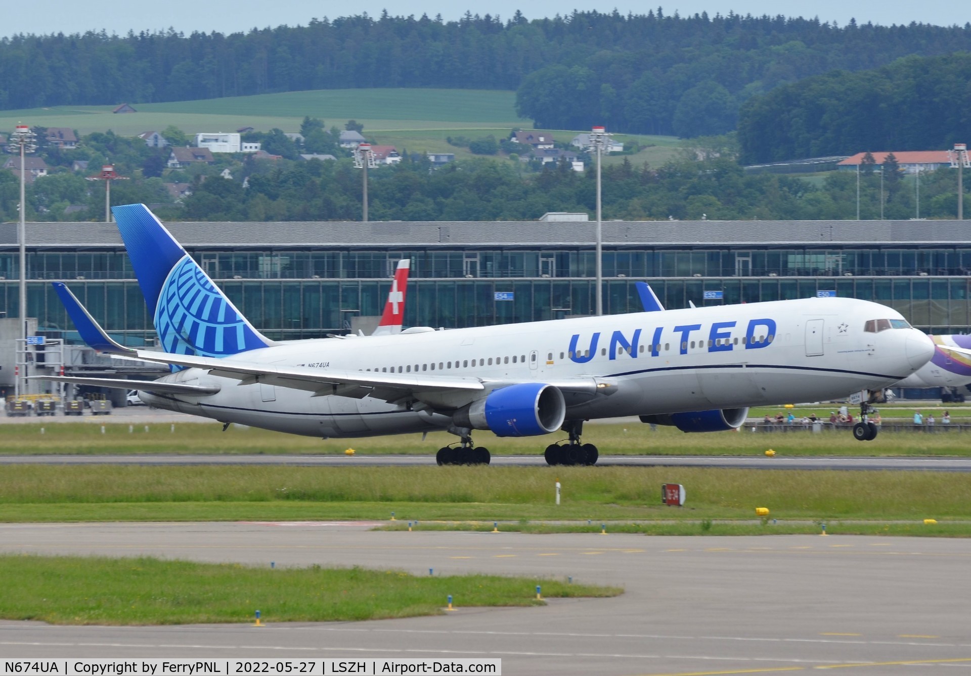 N674UA, 2000 Boeing 767-322 C/N 29242, United B763 lifting-off