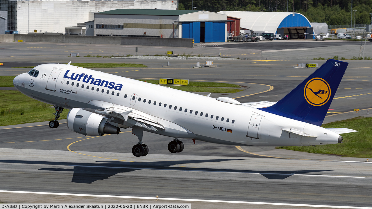 D-AIBD, 2010 Airbus A319-112 C/N 4455, T/O from rwy. 35.