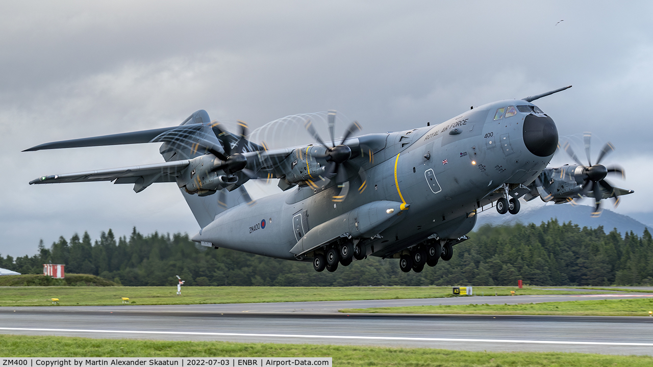 ZM400, 2014 Airbus A400M Atlas C.1 C/N 015, Takeoff from rwy. 17. Note the beutiful propeller vortex.