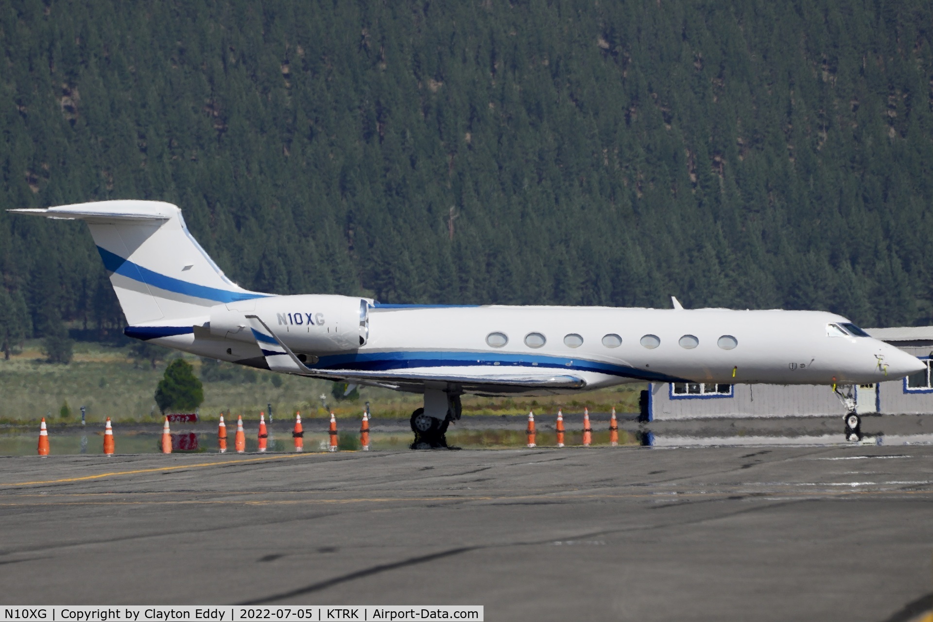 N10XG, 2008 Gulfstream Aerospace GV-SP (G550) C/N 5186, Truckee airport in California 2022.