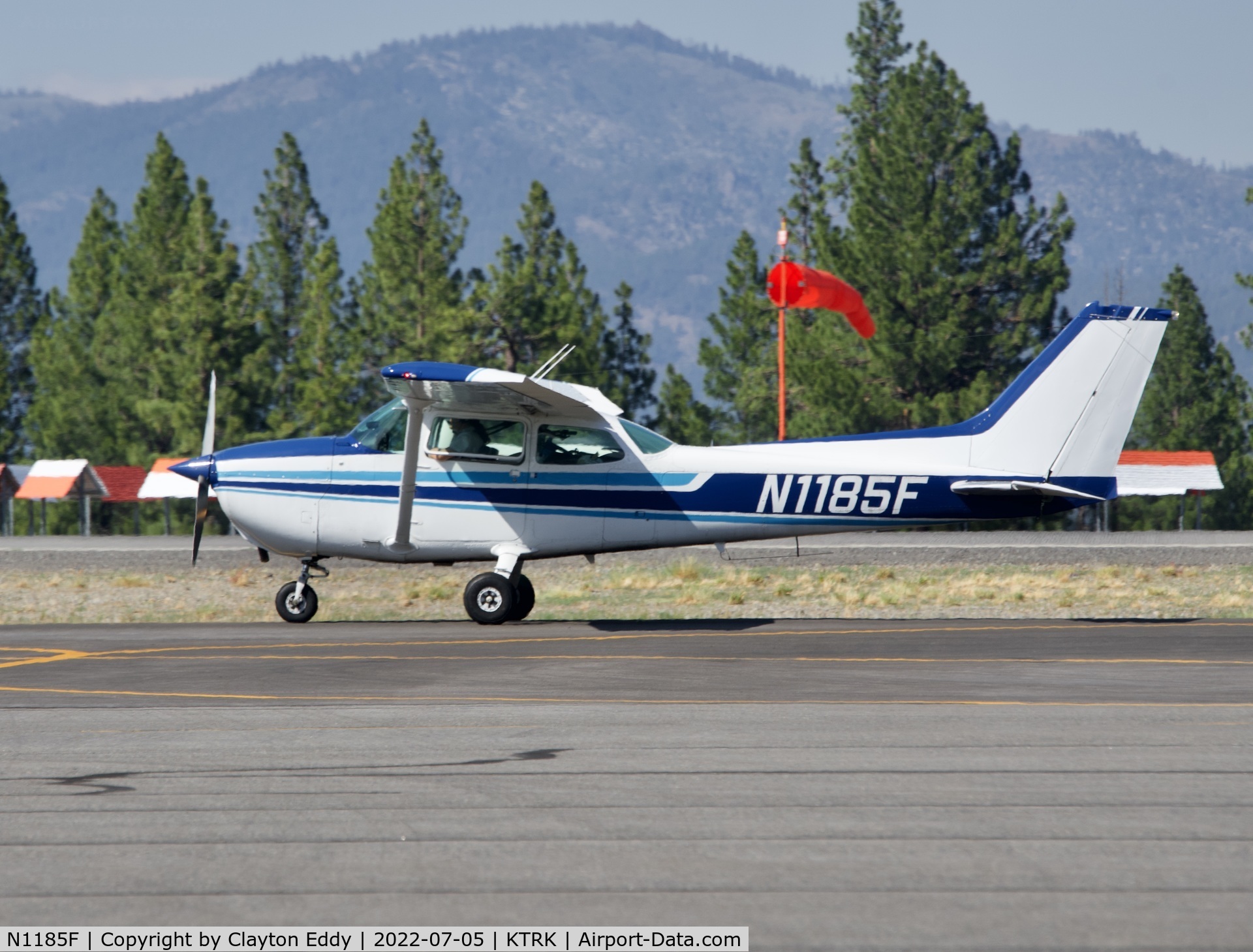 N1185F, 1979 Cessna 172N C/N 17272963, Truckee airport in California 2022.