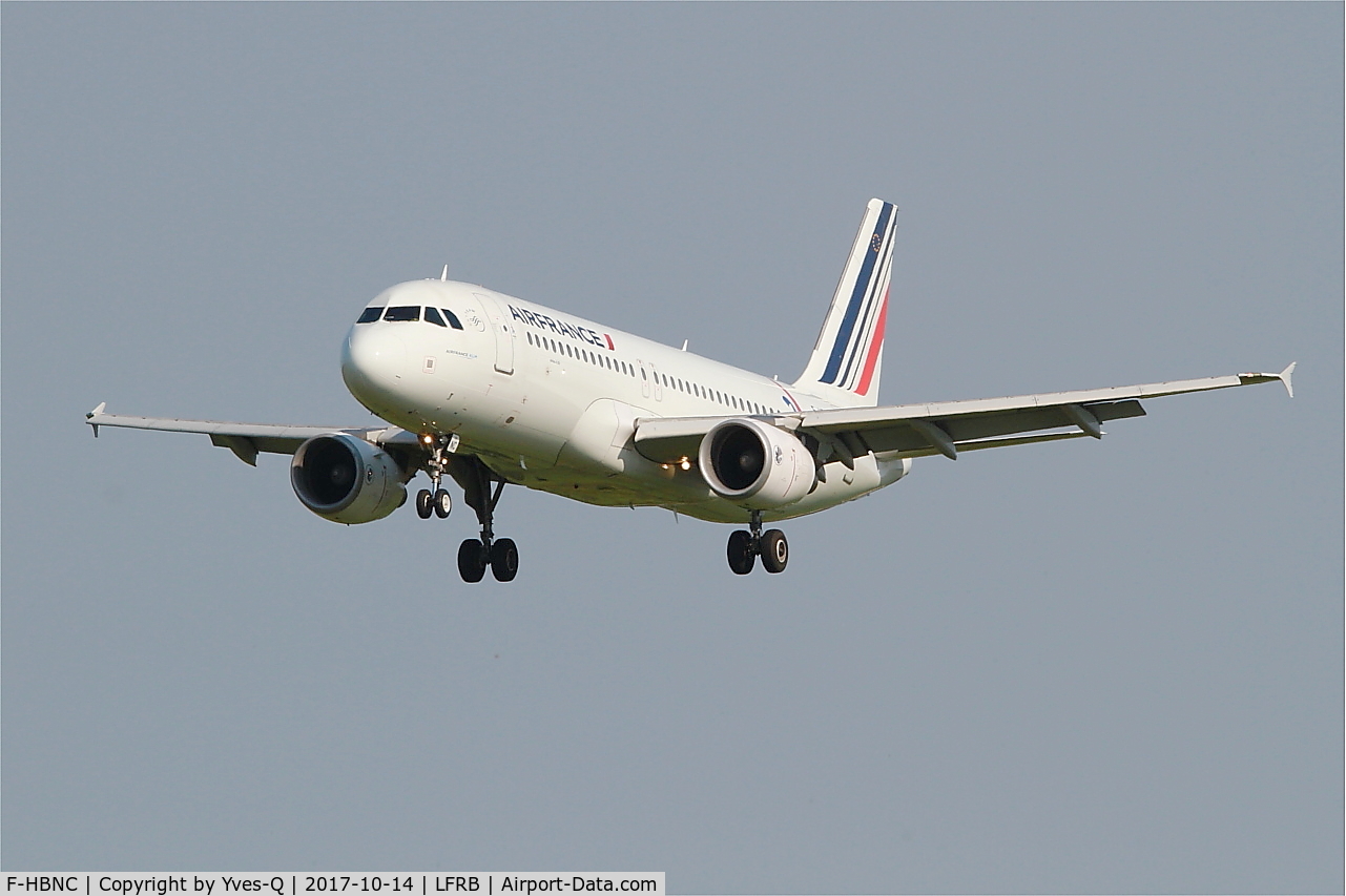 F-HBNC, 2010 Airbus A320-214 C/N 4601, Airbus A320-214, Short approach rwy 25L, Brest-Bretagne airport (LFRB-BES)