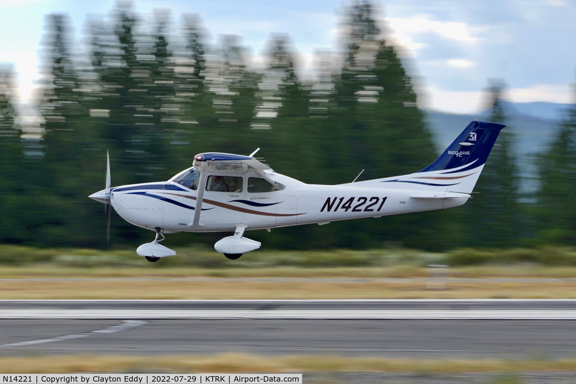N14221, 2008 Cessna T182T Turbo Skylane C/N T18208820, Truckee airport in California 2022.