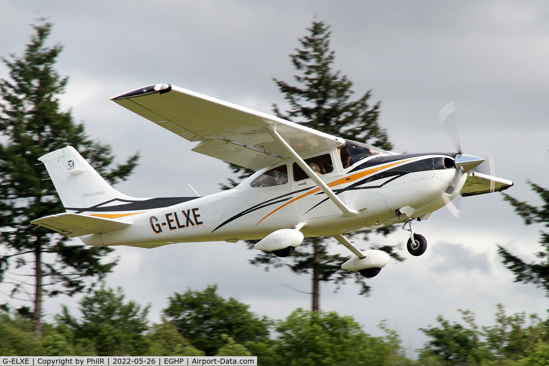G-ELXE, 2007 Cessna 182T Skylane C/N 18281909, Cessna 182T Skylane lifting off at Popham.