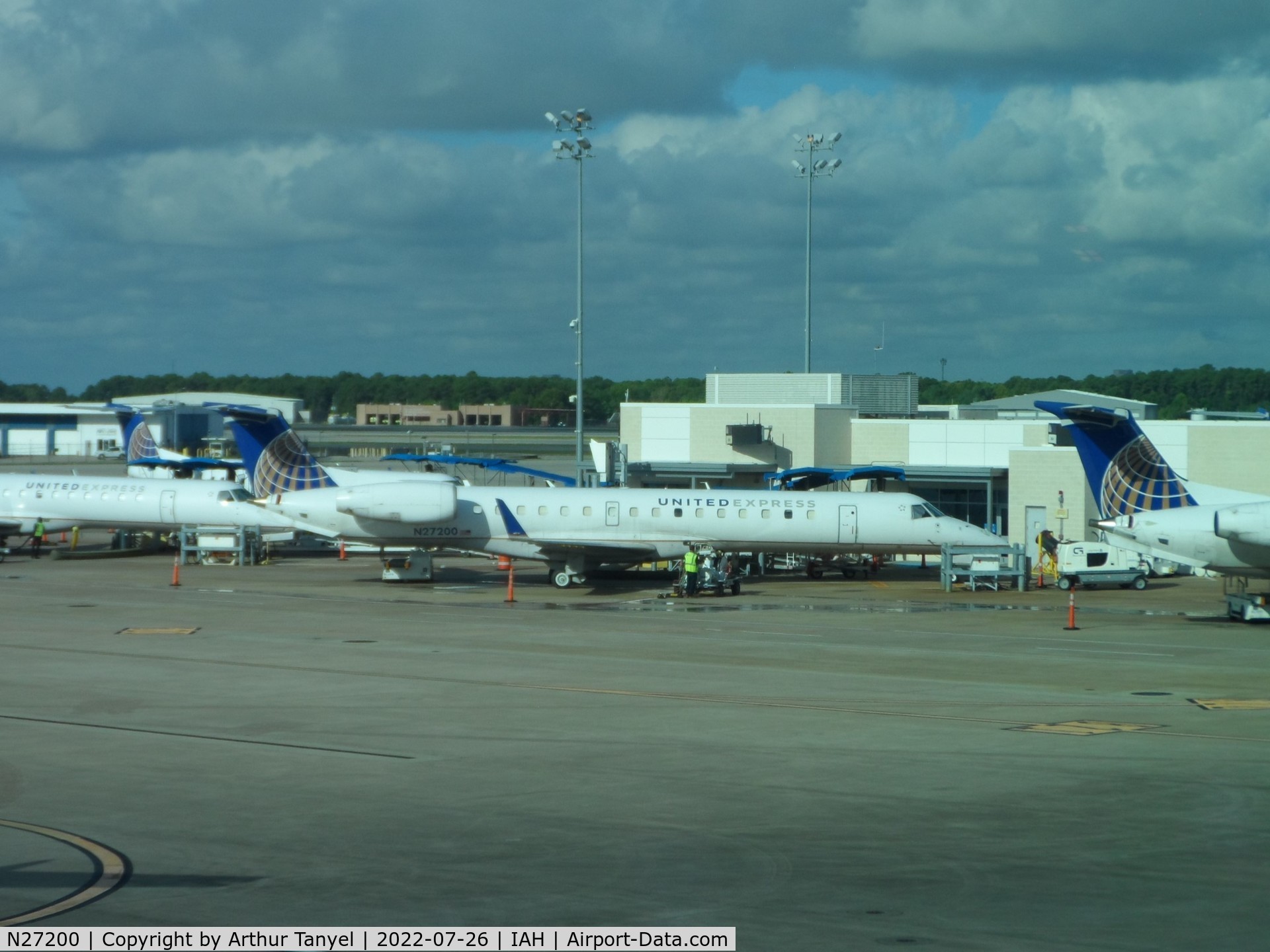 N27200, 2006 Embraer ERJ-145XR (EMB-145XR) C/N 14500956, At the gate at IAH