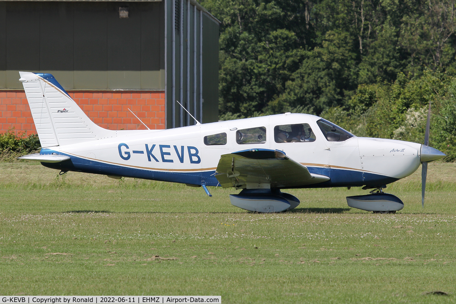 G-KEVB, 1997 Piper PA-28-181 Cherokee Archer III C/N 2843098, at ehmz