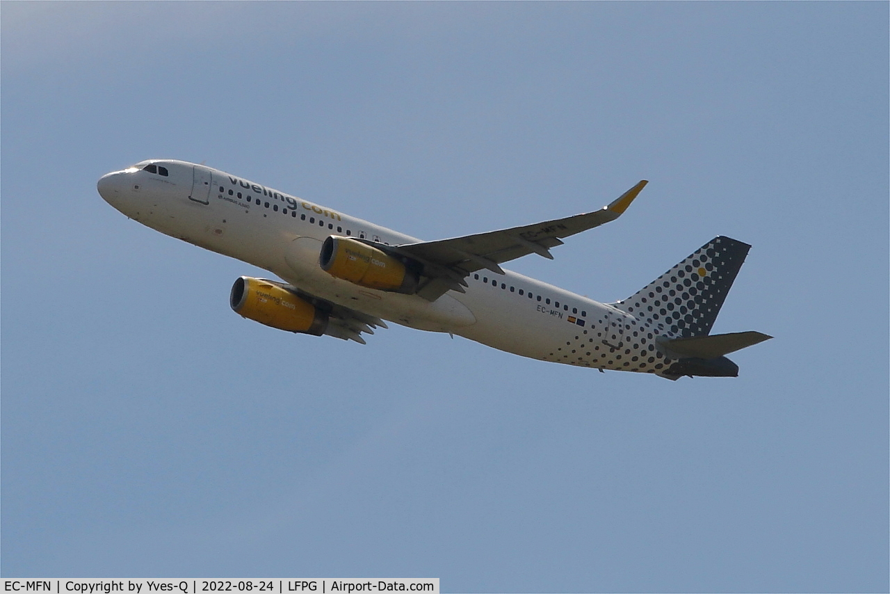 EC-MFN, 2015 Airbus A320-232 C/N 6594, Airbus A320-232, Take off rwy 08L, Roissy Charles De Gaulle airport (LFPG-CDG)