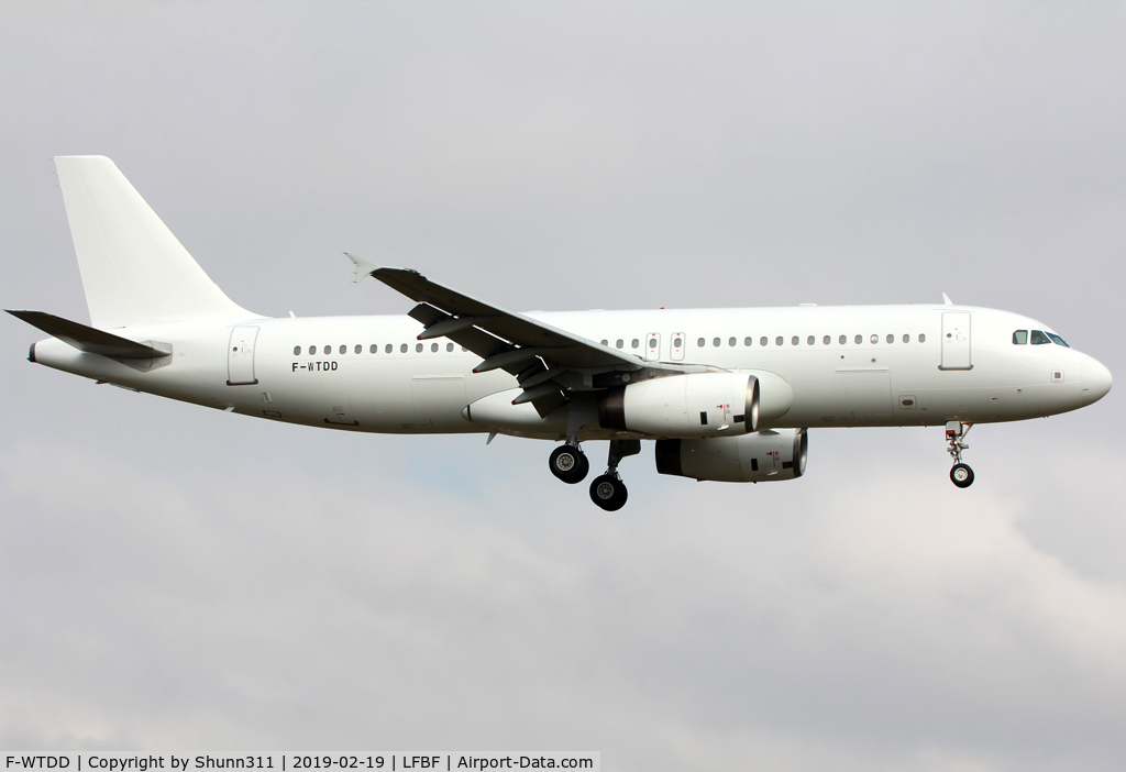 F-WTDD, 2004 Airbus A320-232 C/N 2173, C/n 2173 - Ex. ZK-OJG landing in all white c/s without titles @ LFBF