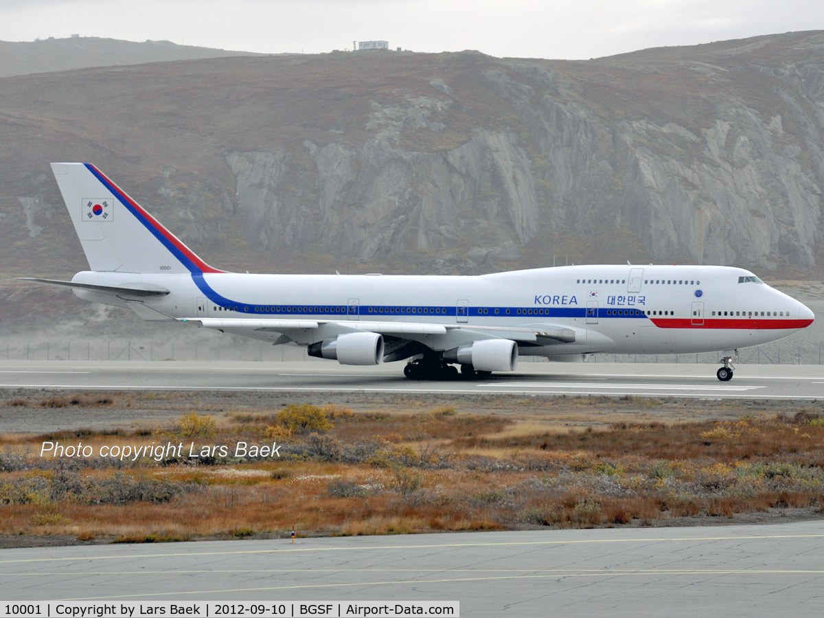 10001, 2001 Boeing 747-4B5 C/N 26412, Departing