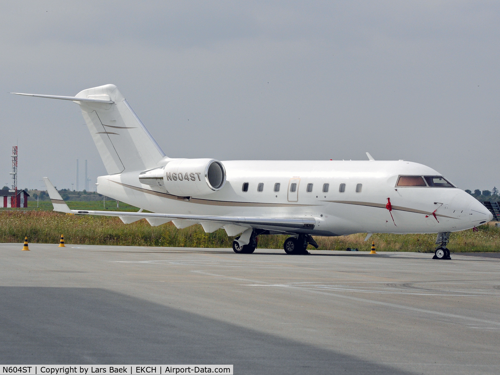 N604ST, 2000 Bombardier Challenger 604 (CL-600-2B16) C/N 5479, Parked