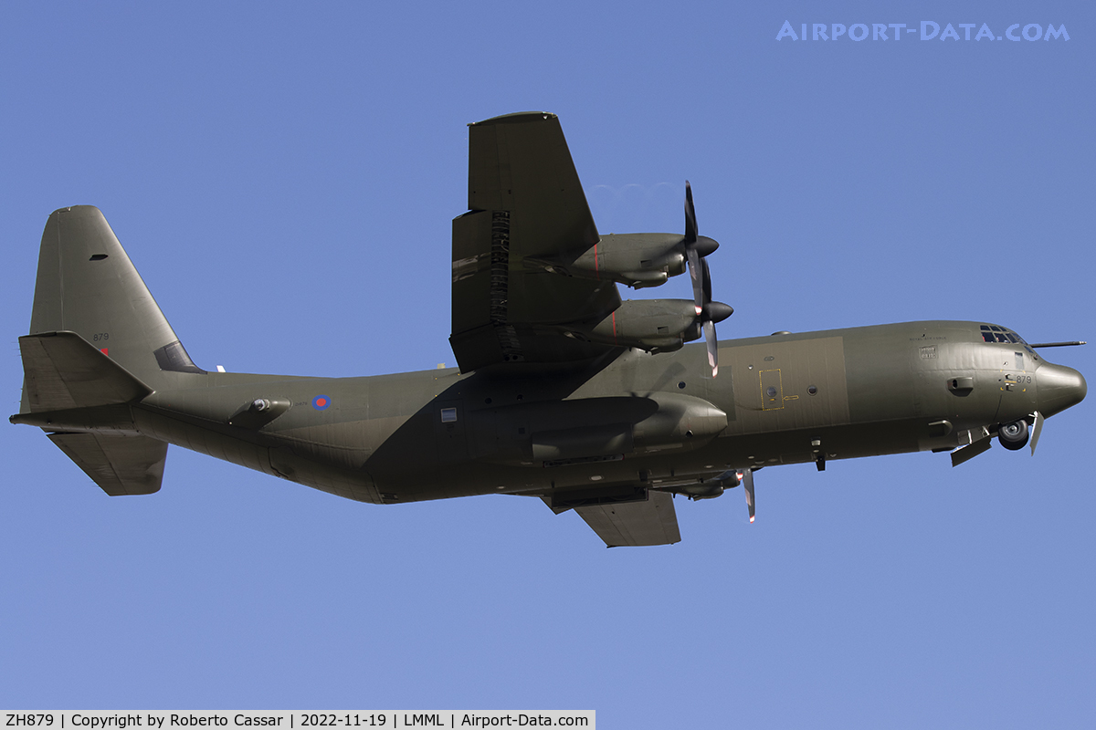 ZH879, 1998 Lockheed Martin C-130J-30 Hercules C.4 C/N 382-5463, Runway 13