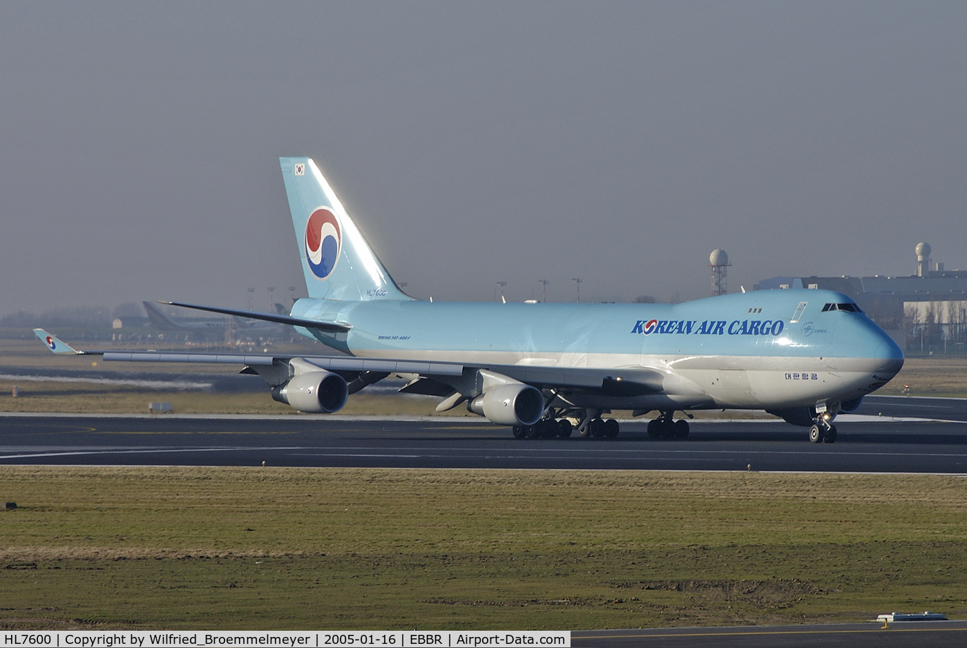 HL7600, 2004 Boeing 747-4B5F/SCD C/N 33945, Taxiing to runway 20.