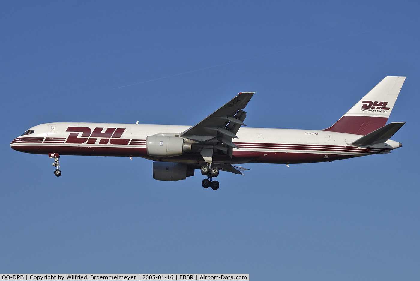 OO-DPB, 1984 Boeing 757-236/SF C/N 22183, Approach runway 25R.