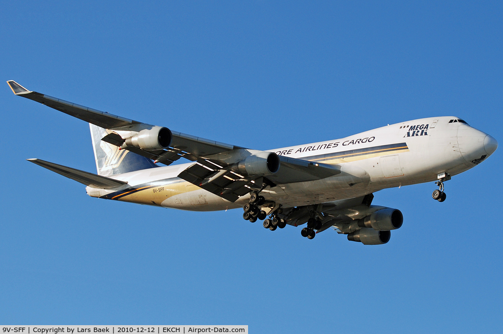 9V-SFF, 1997 Boeing 747-412F/SCD C/N 28026, RWY04L