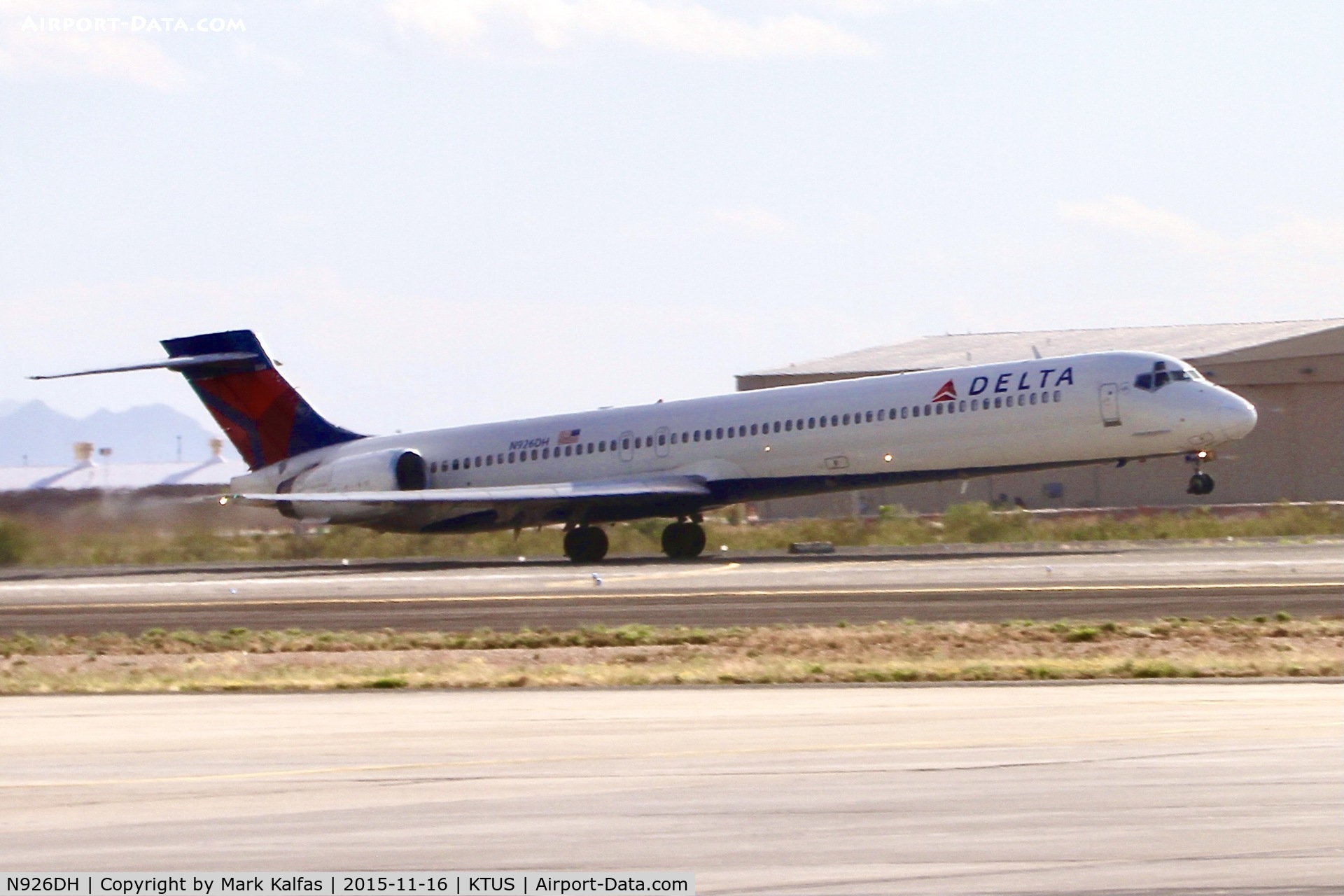N926DH, 1998 McDonnell Douglas MD-90-30 C/N 53588, Delta McDonnell Douglas MD-90-30, MD-90-30 departing Tuscon