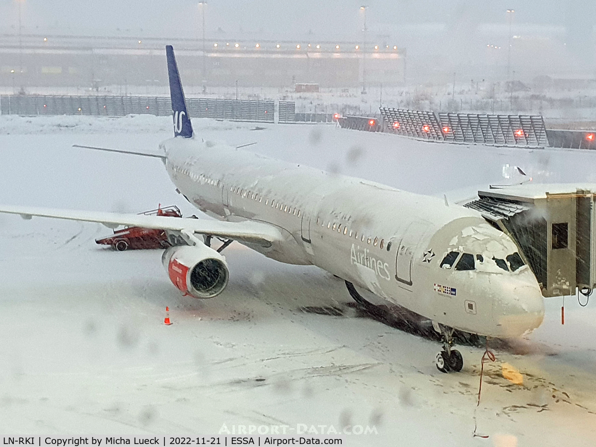 LN-RKI, 2002 Airbus A321-232 C/N 1817, Heavy snow at Arlanda