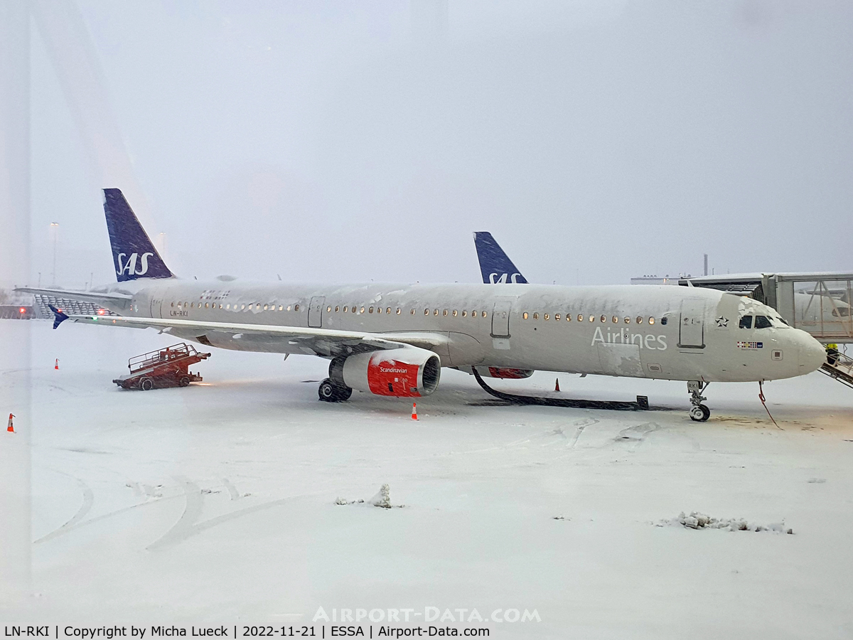 LN-RKI, 2002 Airbus A321-232 C/N 1817, At snowy Arlanda