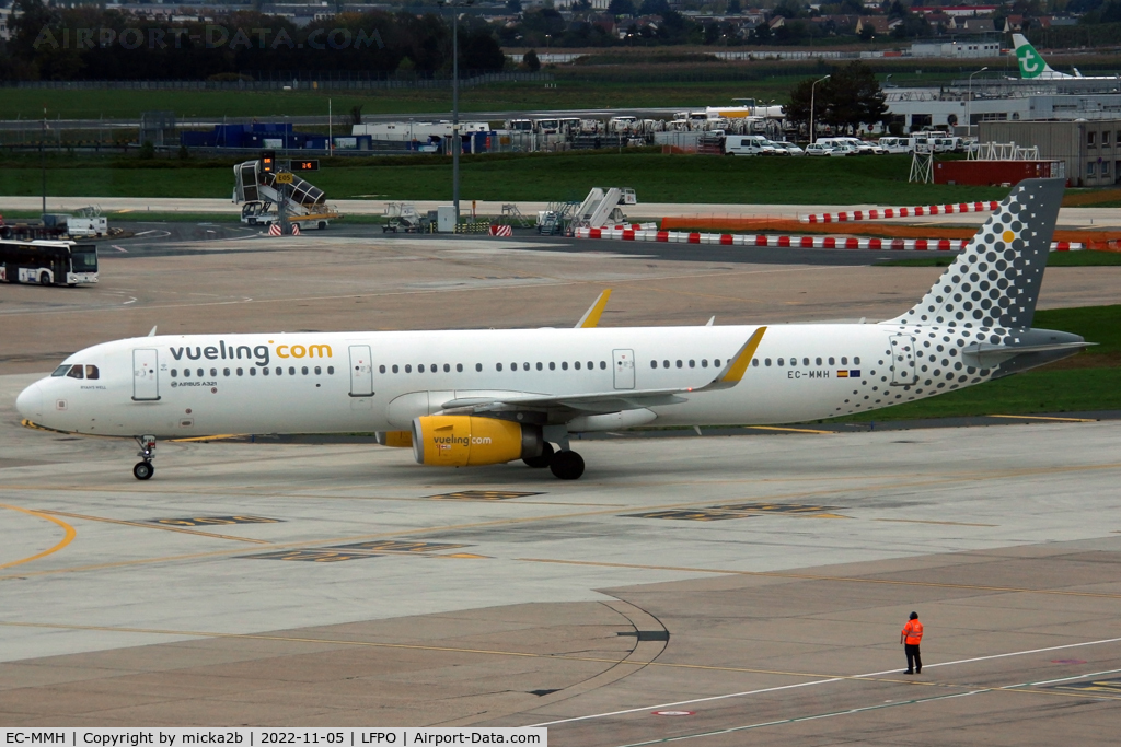EC-MMH, 2016 Airbus A321-231 C/N 7152, Taxiing