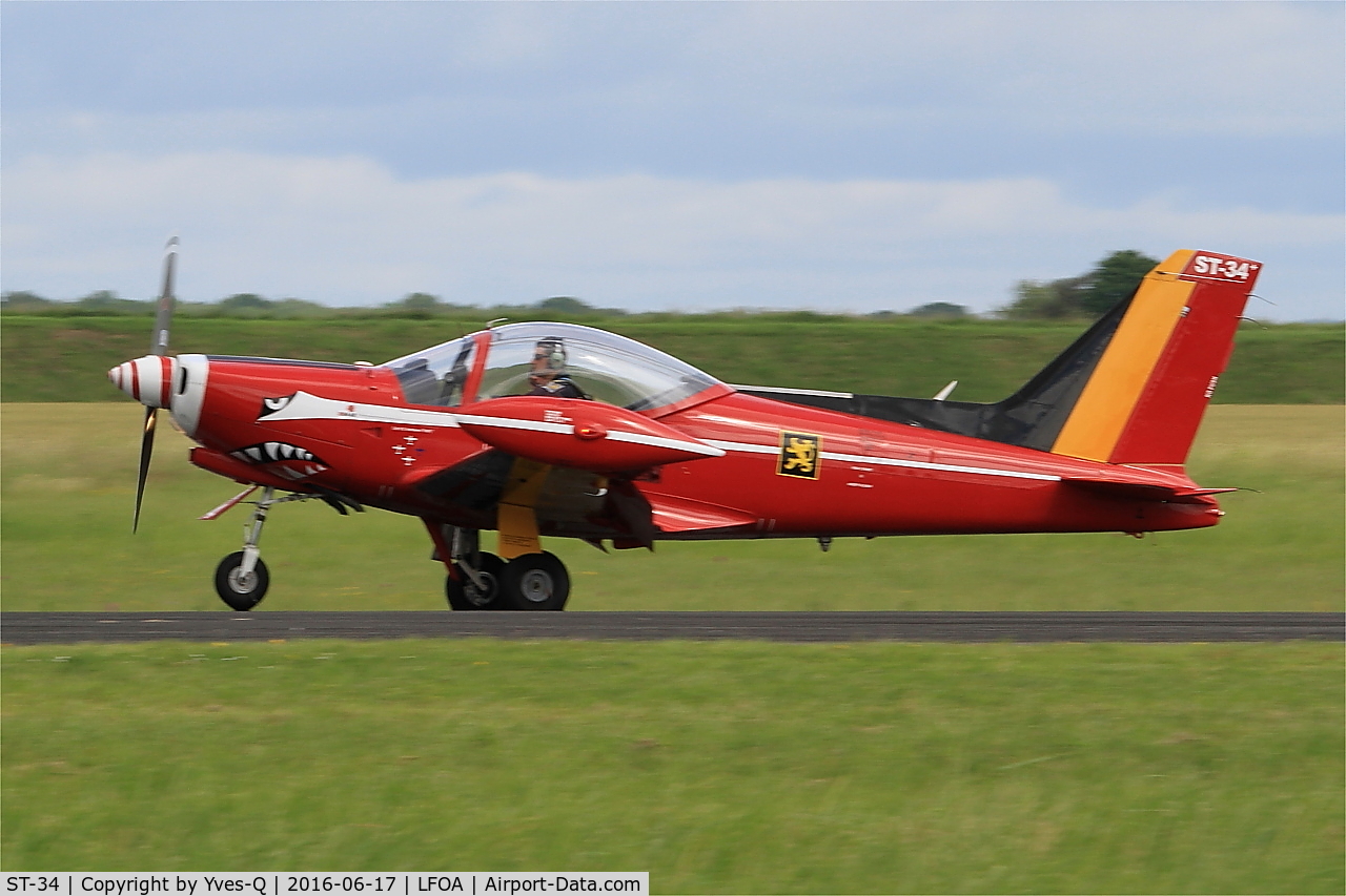 ST-34, SIAI-Marchetti SF-260MB C/N 10-34, Belgian Red Devil Team SIAI-Marchetti SF-260M, Taxiing to holding point rwy 24, Avord Air Base 702 (LFOA) Open day 2016