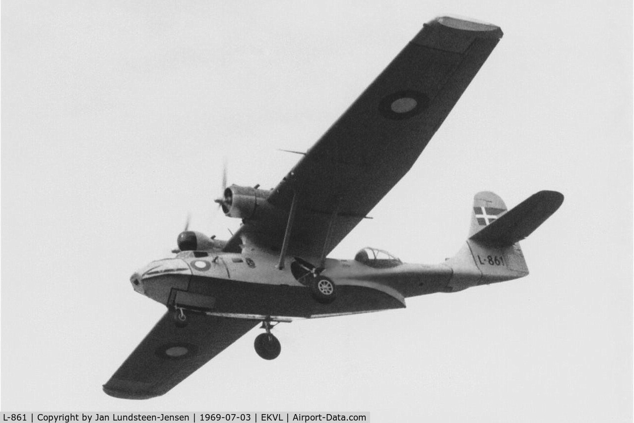 L-861, Consolidated PBY-6A Catalina C/N 2105, PBY-6A L-861 from Royal Danish Air Force seen on final 
approach to RWY28 at Vaerloese Air Base, Denmark. 
The RDAF Catalinas were transferred from ESK722 to 
ESK721 in 1966, but L-861 still wears the old ESK722 
insignia in this photo from 1969.