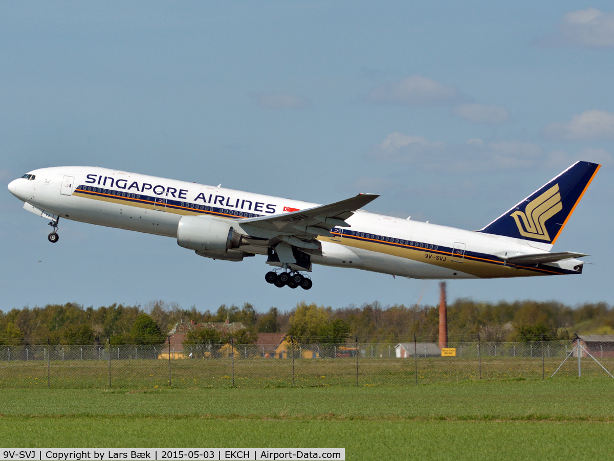 9V-SVJ, 2002 Boeing 777-212/ER C/N 32335, RWY22R