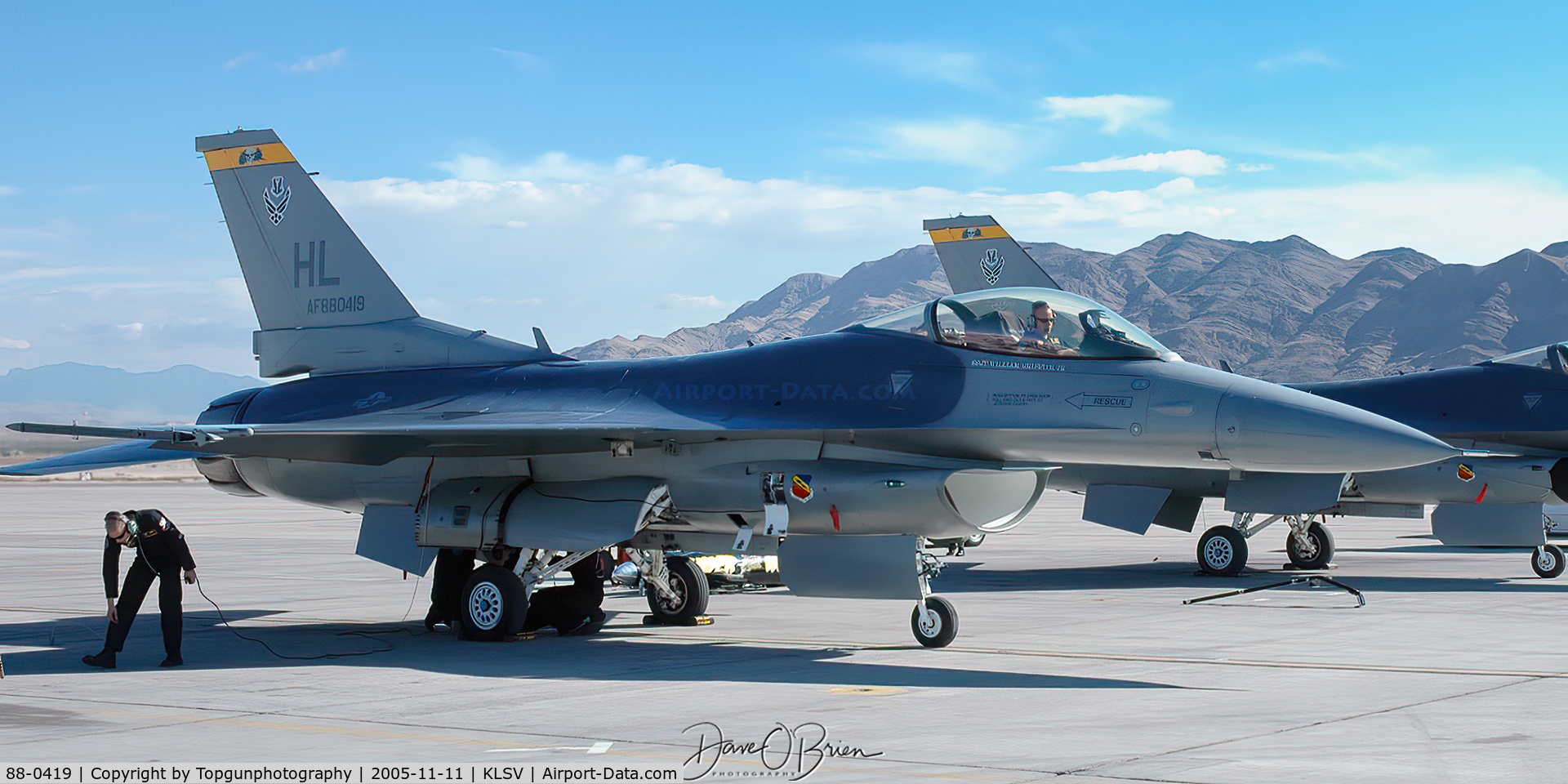 88-0419, General Dynamics F-16CG Night Falcon C/N 1C-21, Preflighting the Viper Demo