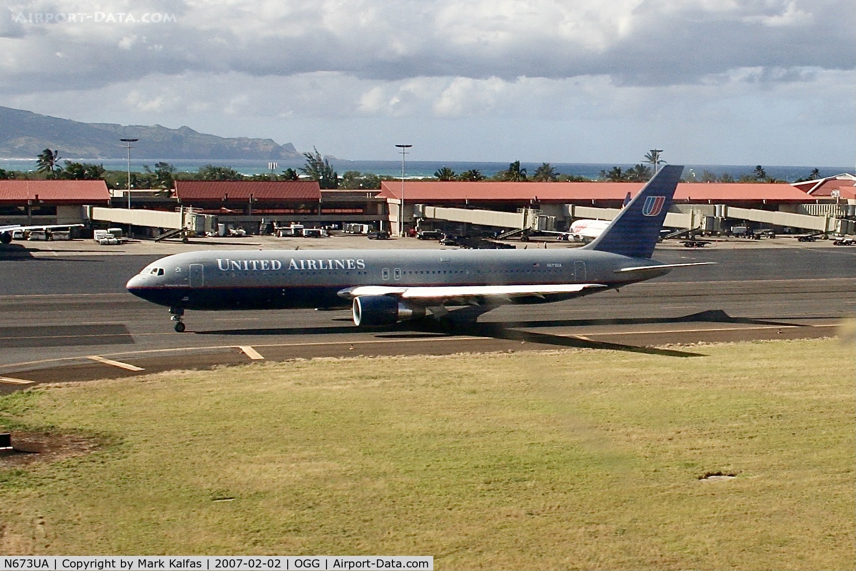 N673UA, 2000 Boeing 767-322 C/N 29241, United Airlines Boeing 767-322, N673UA taxiing out at OGG.