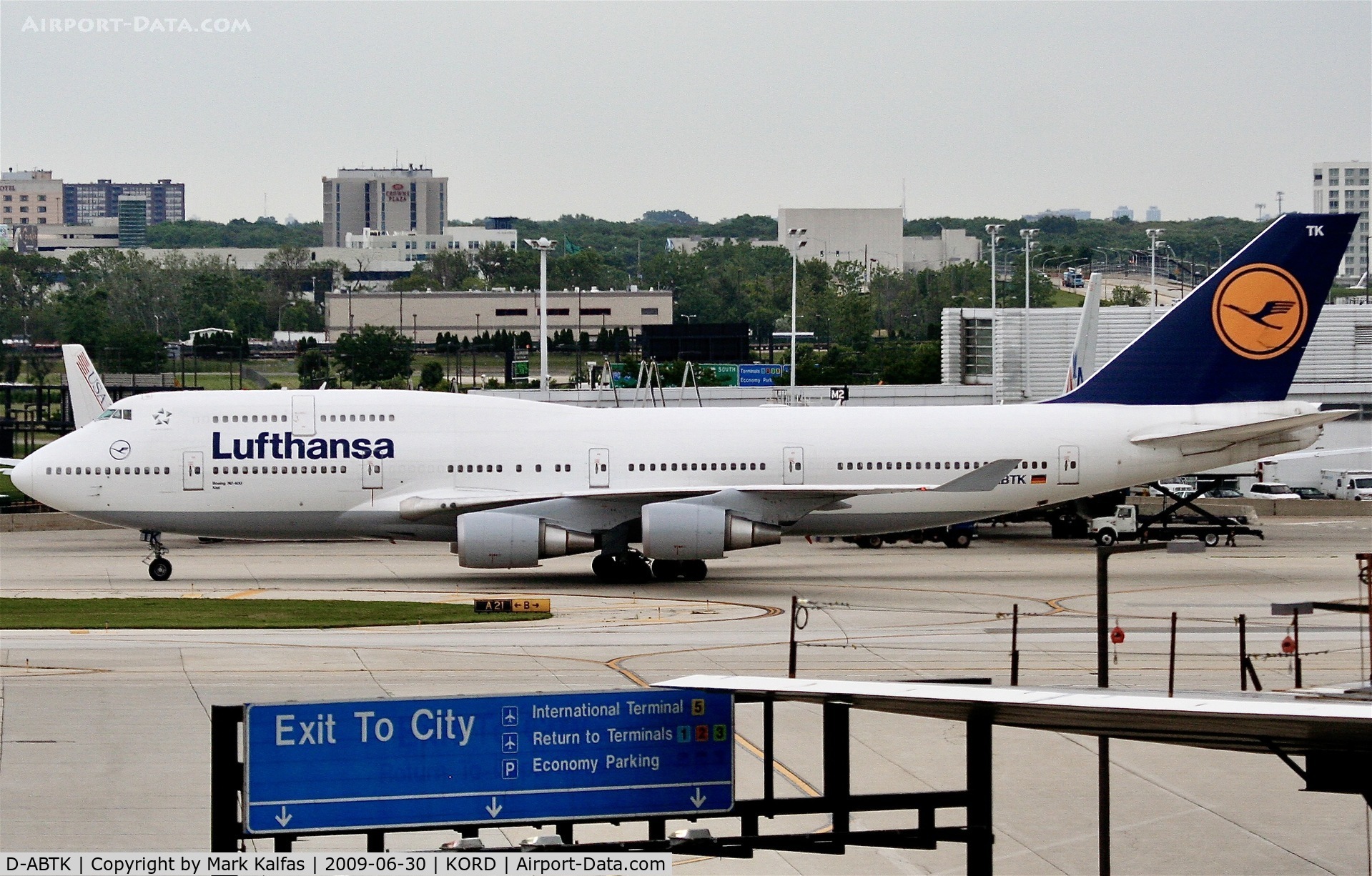 D-ABTK, 2001 Boeing 747-430 C/N 29871, Lufthansa Boeing 747-430, D-ABTK taxing toi the gat at ORD