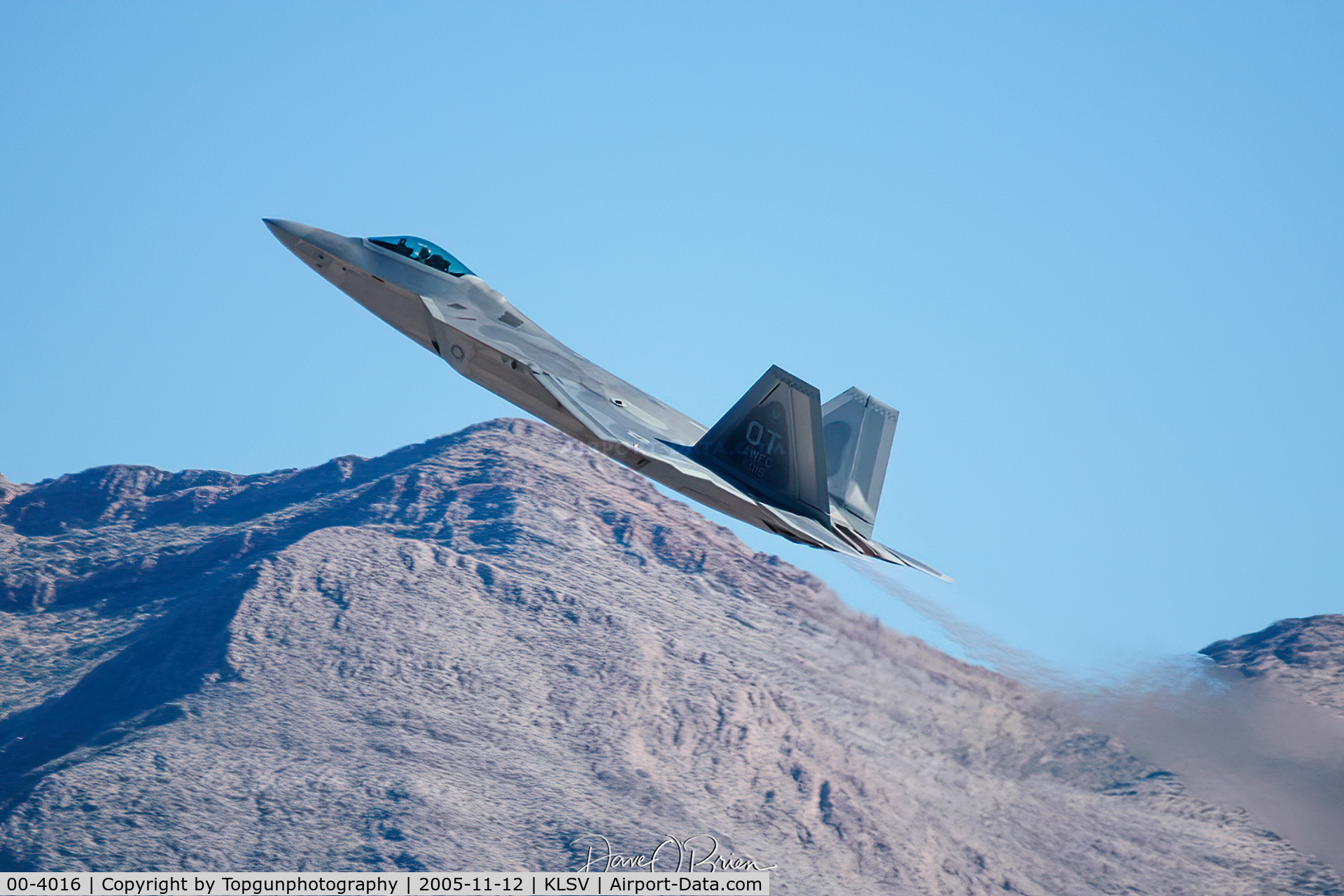 00-4016, 2000 Lockheed Martin F/A-22A Raptor C/N 4016, F-22 Raptor demo going vertical