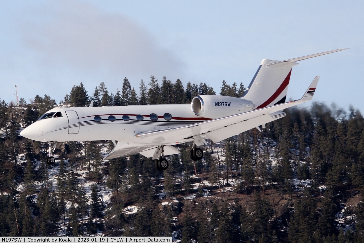 N197SW, 2000 Gulfstream Aerospace G-IV C/N 1413, Arrival from Hailey (SUN, ID).