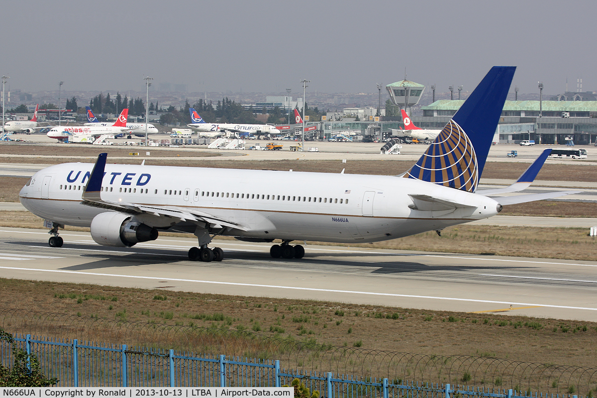 N666UA, 1998 Boeing 767-322 C/N 29238, at ist