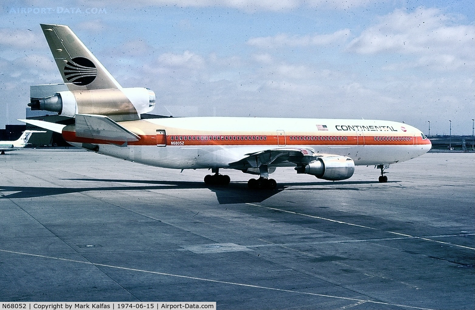 N68052, 1974 McDonnell Douglas MD-10-10F C/N 47806, Continental DC-10-10 at DEN