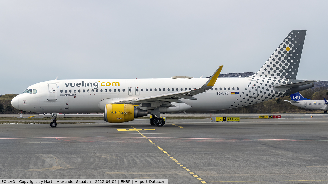 EC-LVO, 2013 Airbus A320-214 C/N 5533, Taxying in after parking.