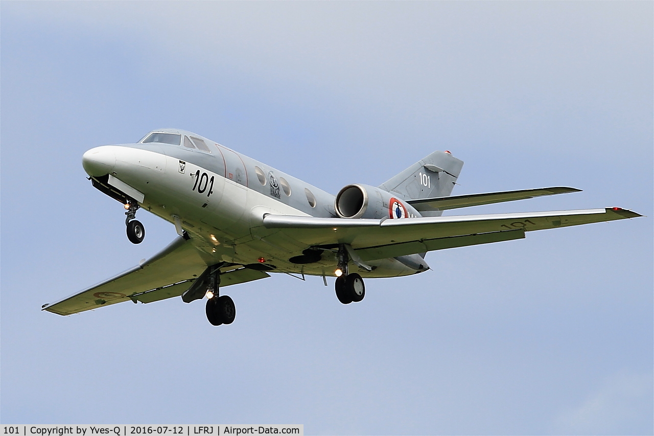 101, 1977 Dassault Falcon 10MER C/N 101, Dassault Rafale M, On final rwy 08, Landivisiau naval air base (LFRJ-LDV)