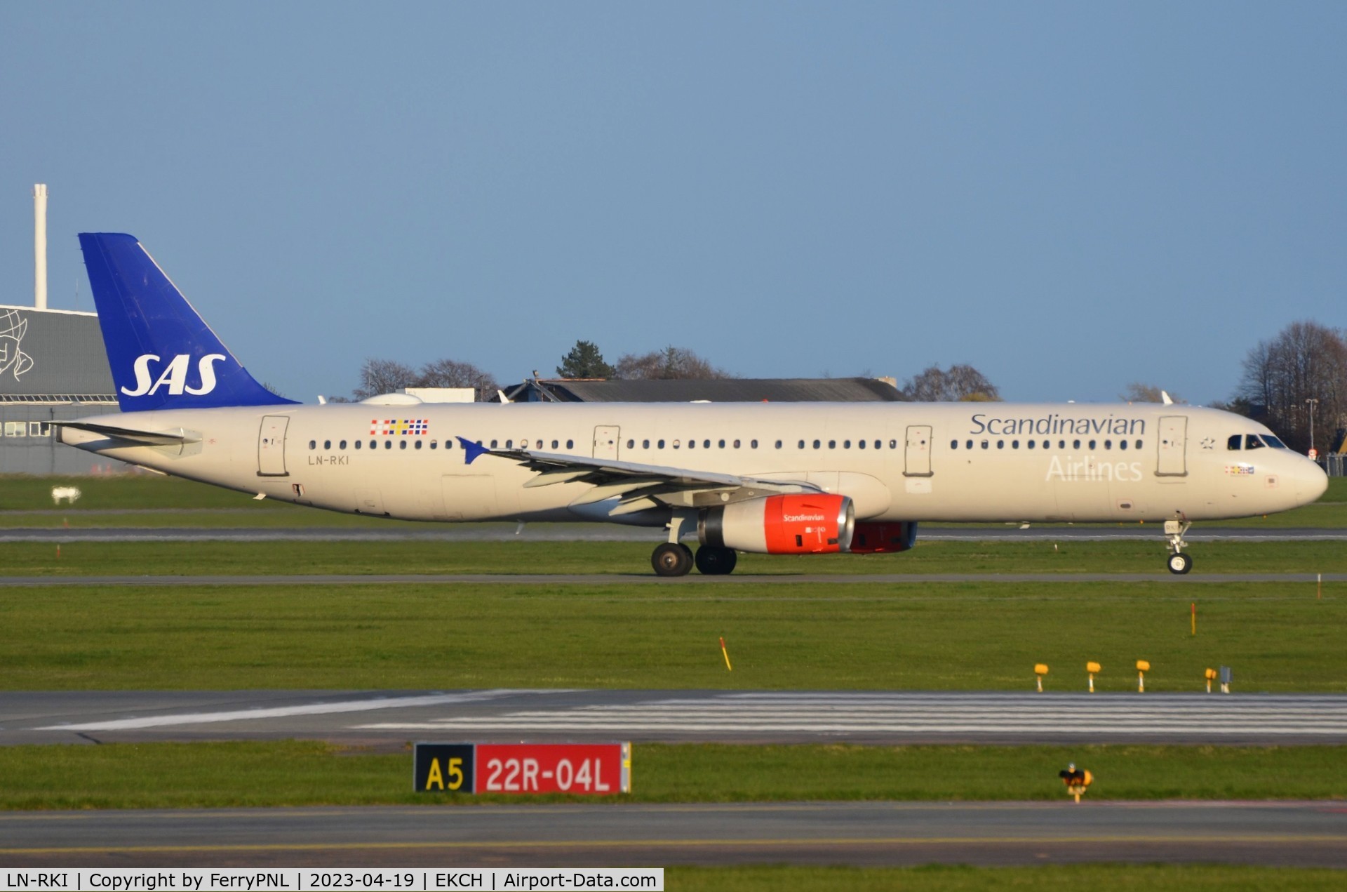 LN-RKI, 2002 Airbus A321-232 C/N 1817, SAS A321 for departure