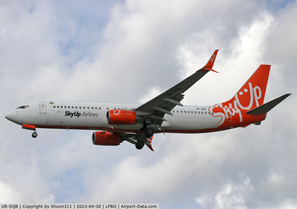 UR-SQB, 2013 Boeing 737-8H6 C/N 40153, Landing rwy 32L... Flight from Tunisair