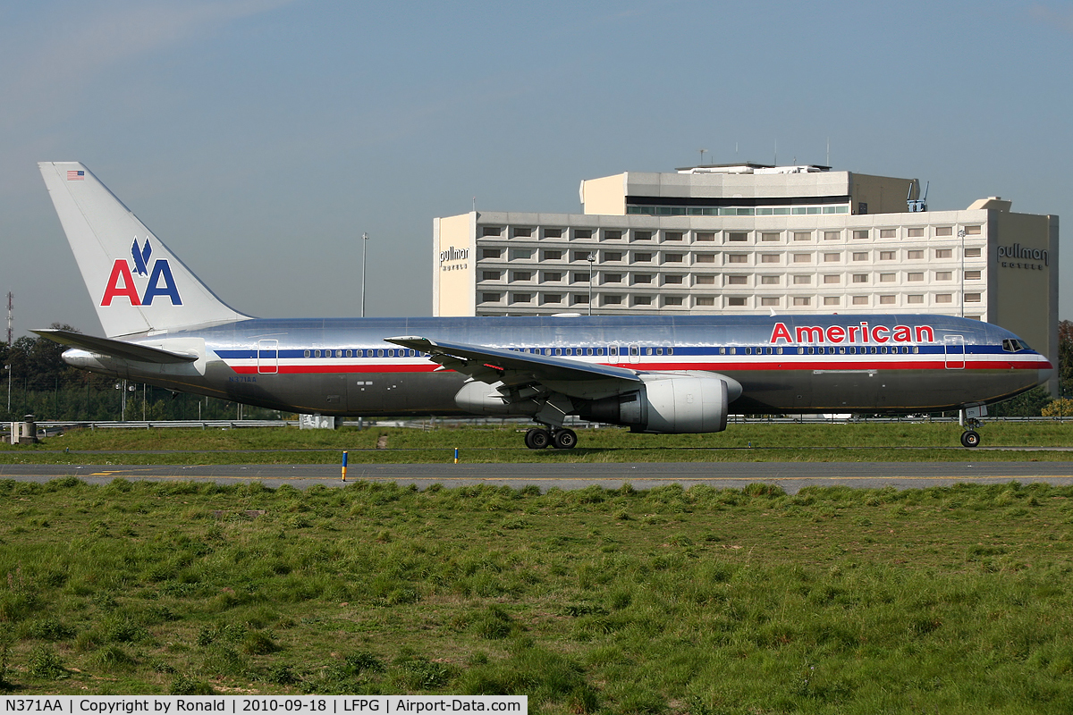 N371AA, 1992 Boeing 767-323 C/N 25198, at cdg