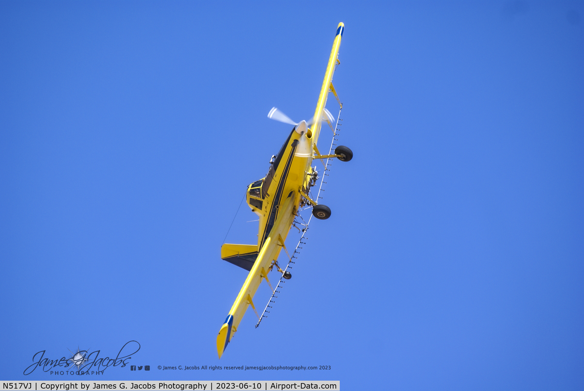 N517VJ, 2011 Air Tractor Inc AT-502B C/N 502B-2750, Air Tractor at a hard bank at a powerline after spraying a field