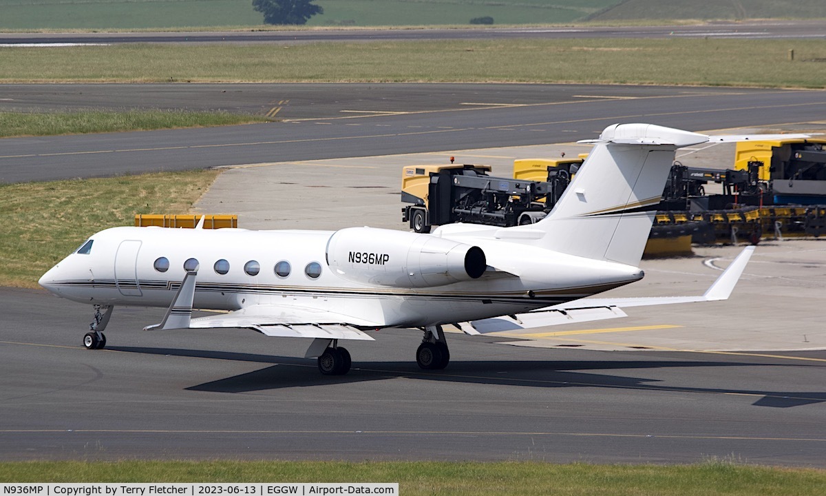 N936MP, 2009 Gulfstream Aerospace GIV-X (G450) C/N 4173, At London Luton