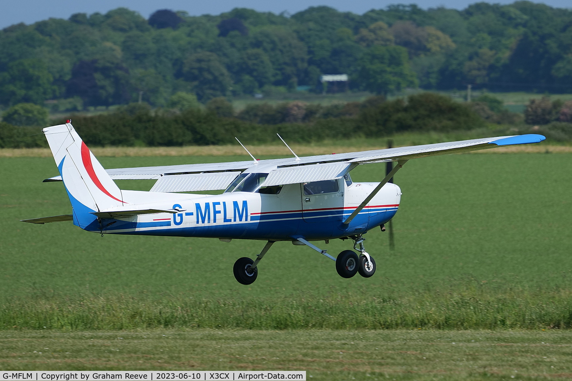 G-MFLM, 1977 Reims F152 C/N 1451, Landing at Northrepps.