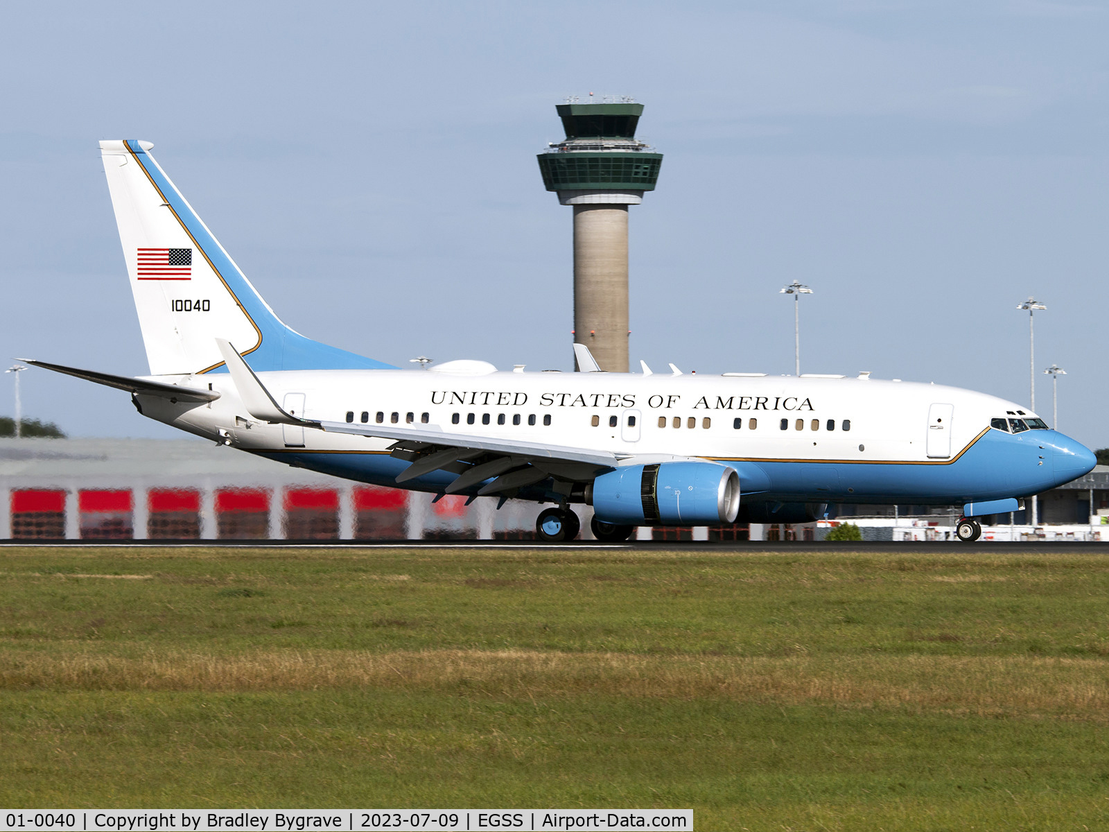 01-0040, 2000 Boeing C-40B (737-7DM BBJ) C/N 29971, Landing on runway 22