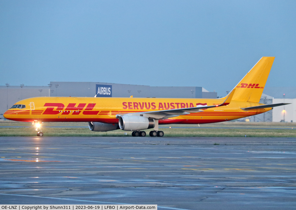 OE-LNZ, 2001 Boeing 757-223F C/N 32398, Taxiing to the parking in DHL c/s with 'Servus Austria' titles