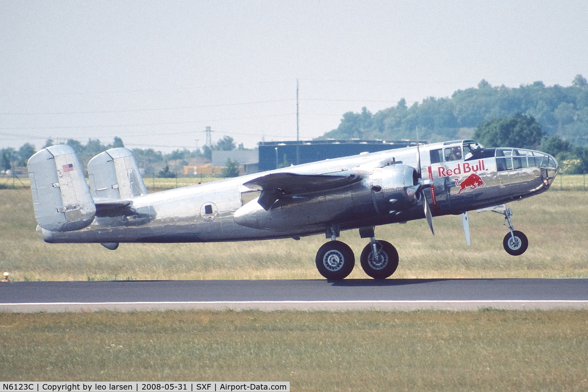 N6123C, 1945 North American B-25J-30-NC Mitchell Mitchell C/N 108-47647, Berlin Air Show 31.5.2008.landing.