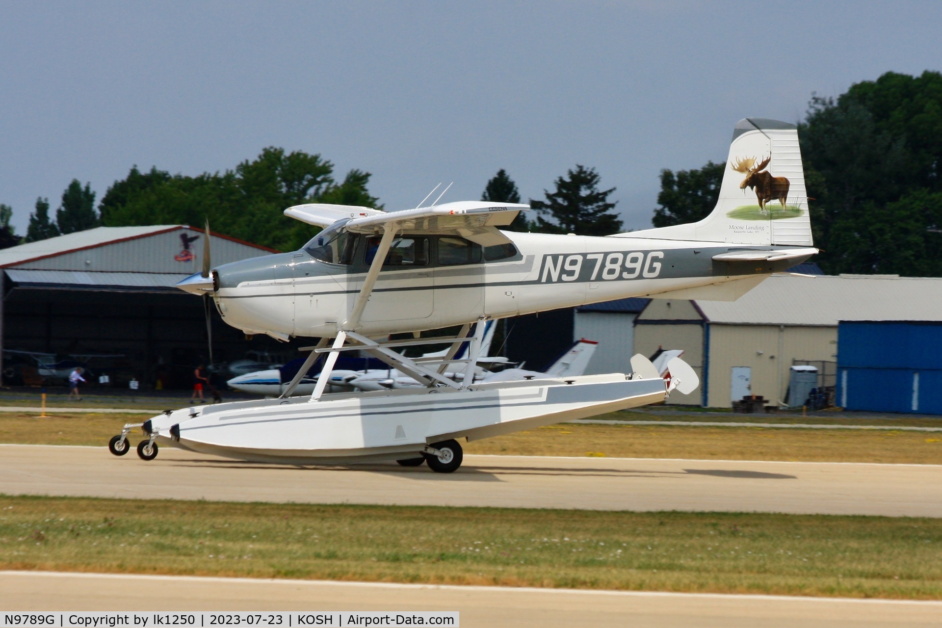 N9789G, 1973 Cessna 180J C/N 180-52289, This Cessna 180 amphibian floatplane seemed to have a problem with its nosewheel after landing vor EAA AirVenture 2023