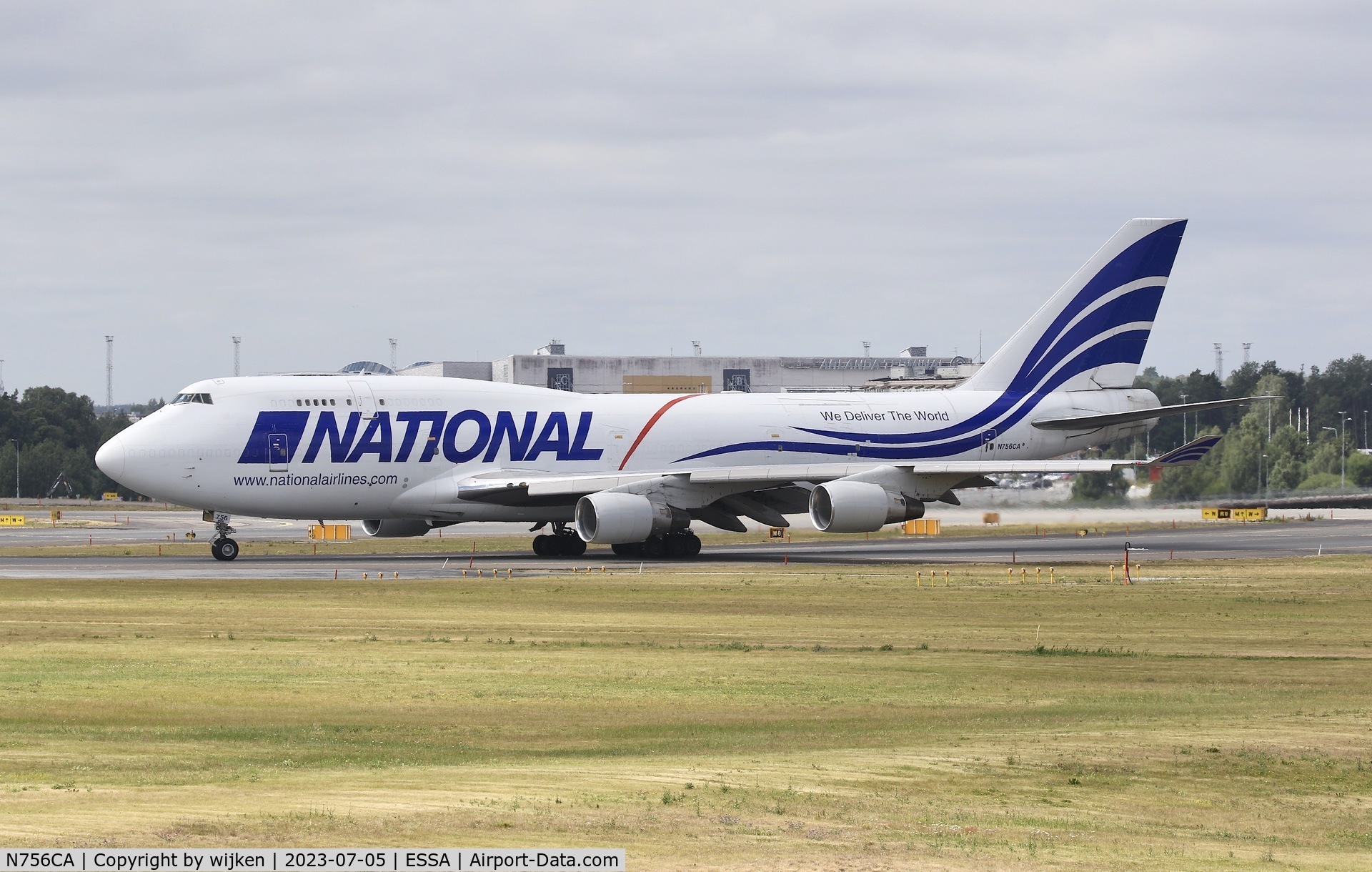 N756CA, 1992 Boeing 747-412/BCF C/N 26547, RWY 19L