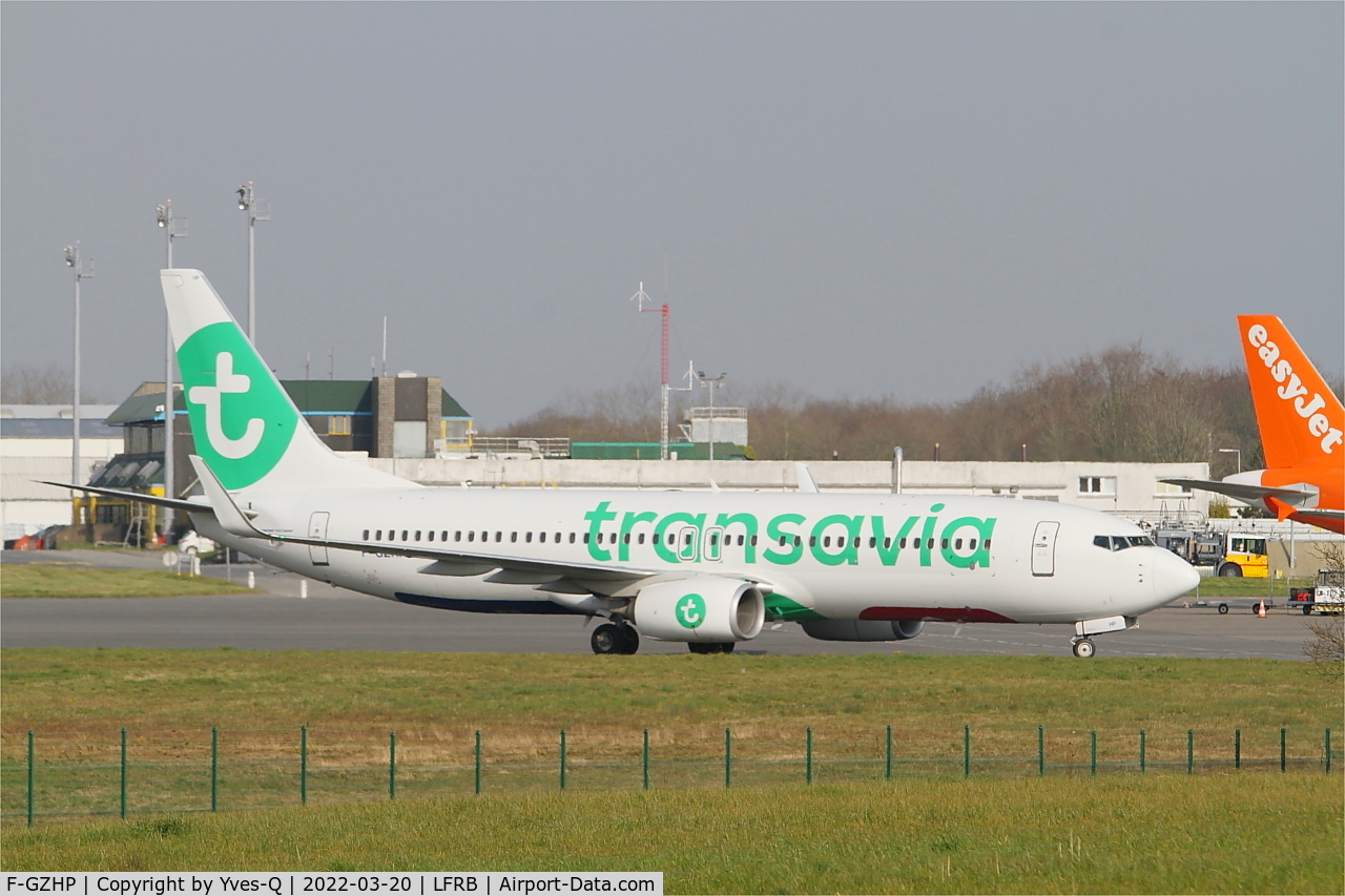 F-GZHP, 2000 Boeing 737-8K2 C/N 44566, Boeing 737-8K2, Taxiing to boarding ramp, Brest-Bretagne Airport (LFRB-BES)