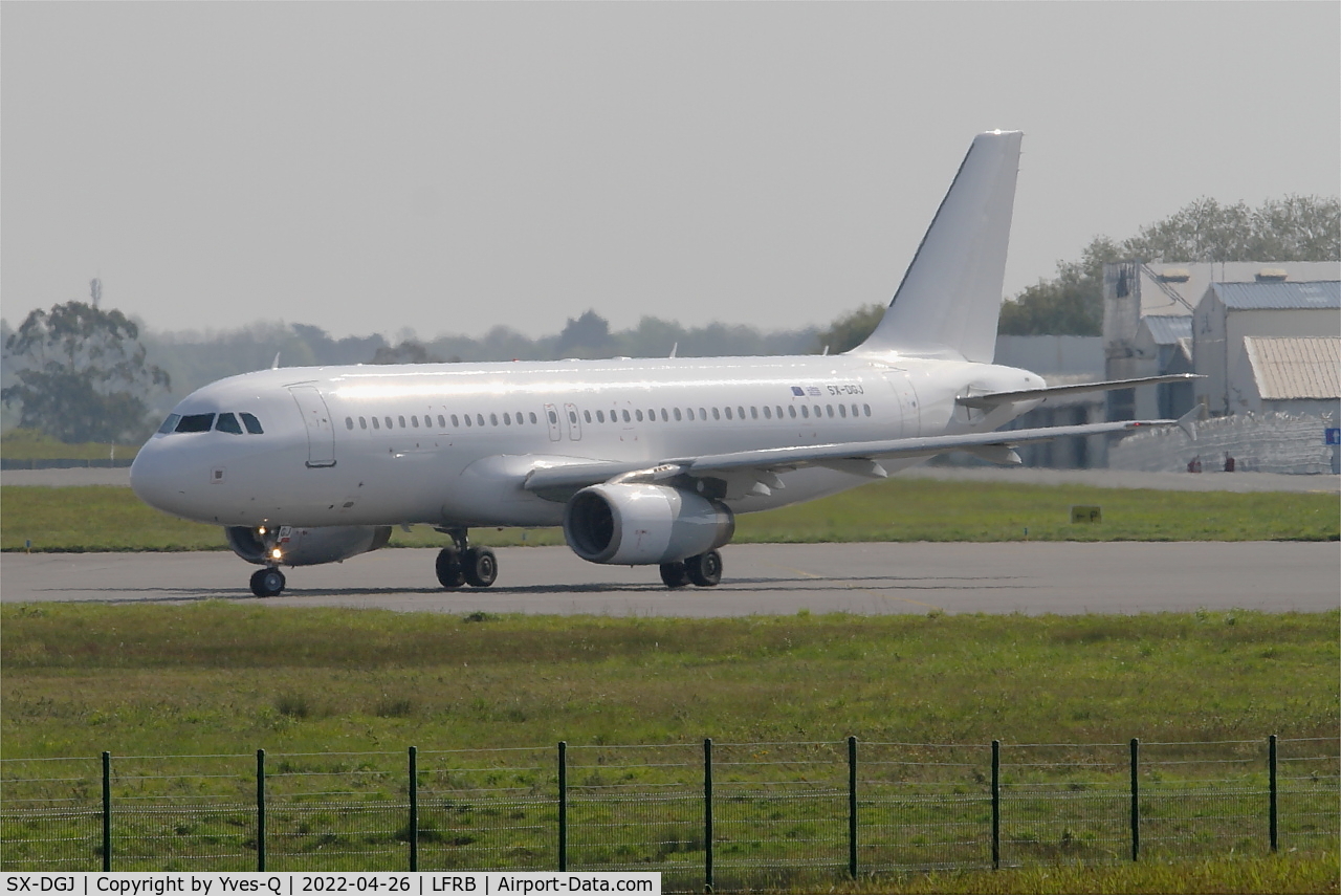 SX-DGJ, 2007 Airbus A320-232 C/N 3316, Airbus A320-232, Taxiing to rwy 07R, Brest-Bretagne airport (LFRB-BES)