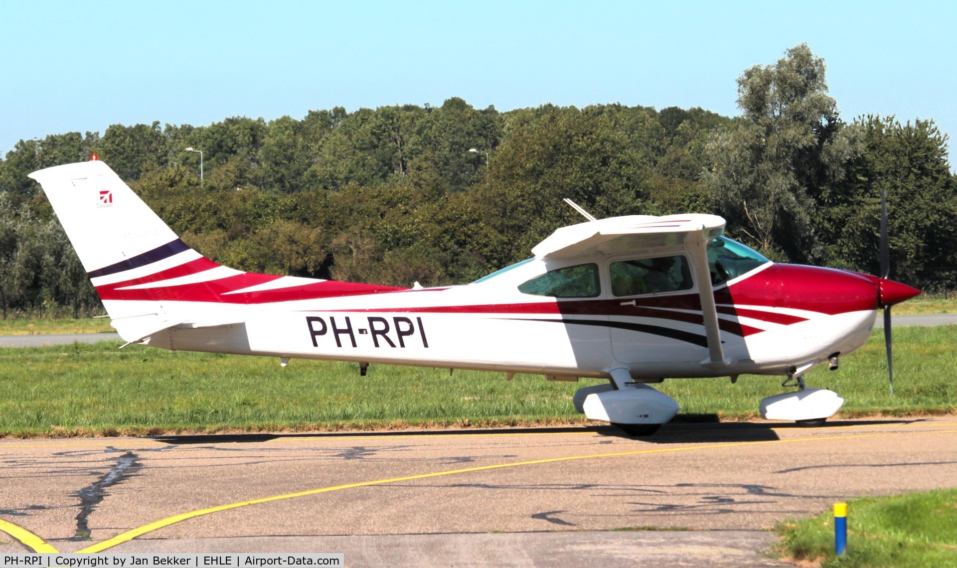 PH-RPI, 1981 Cessna 182R Skylane C/N 18267809, Lelystad Airport