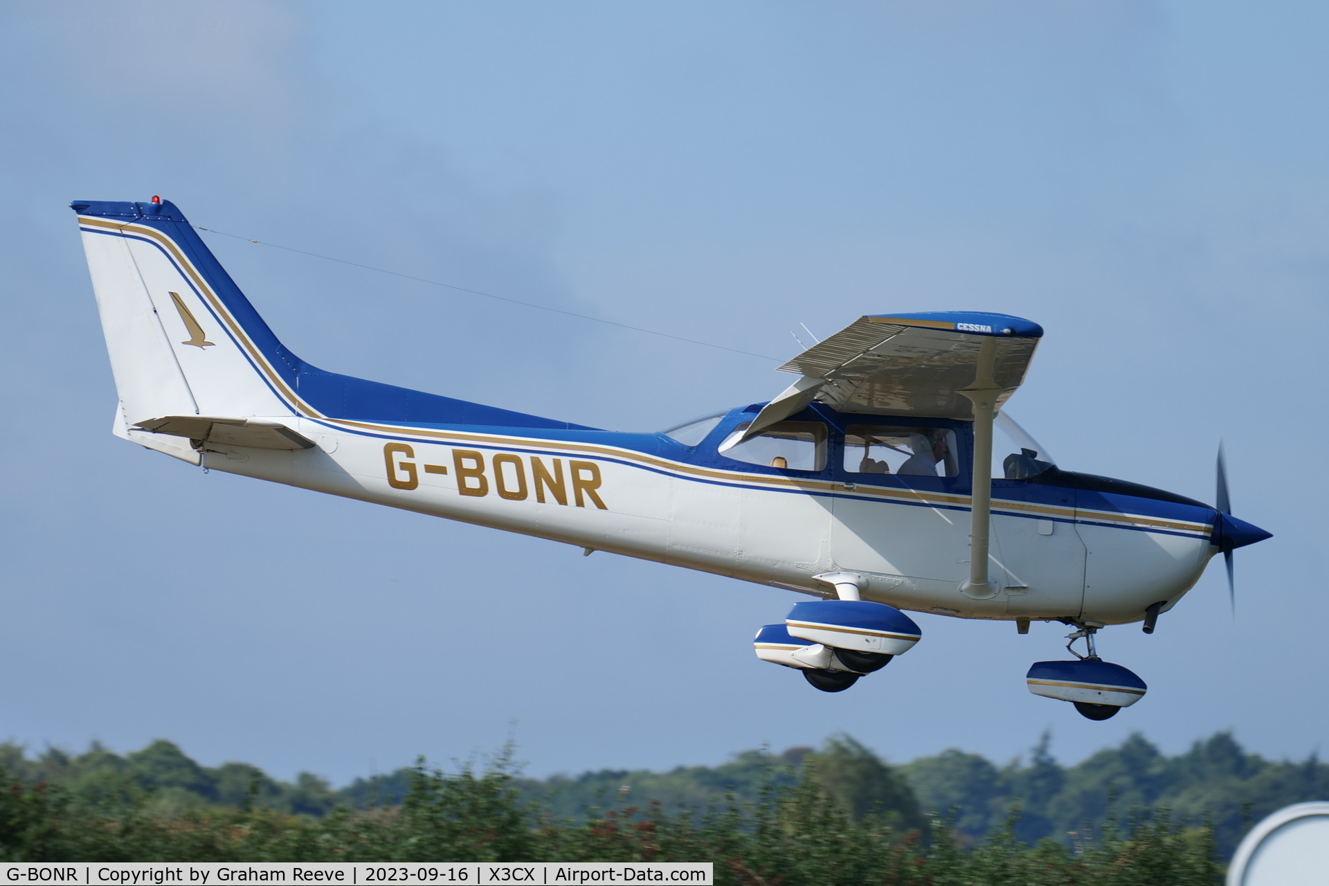 G-BONR, 1977 Cessna 172N Skyhawk C/N 172-68164, Landing at Northrepps.
